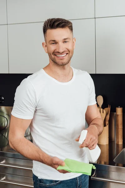 Hombre Feliz Sosteniendo Trapo Aerosol Botella Durante Limpieza Apartamento — Foto de Stock