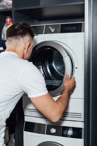 Mann Öffnet Tür Moderner Waschmaschine Hause — Stockfoto