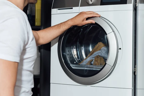 Vista Cortada Homem Tocando Máquina Lavar Roupa Moderna — Fotografia de Stock