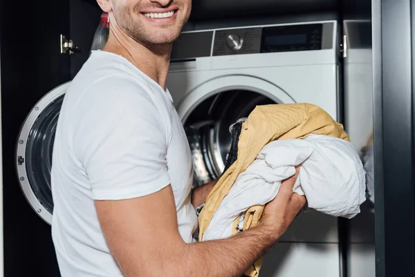Vista Cortada Homem Feliz Segurando Roupa Suja Perto Máquina Lavar — Fotografia de Stock