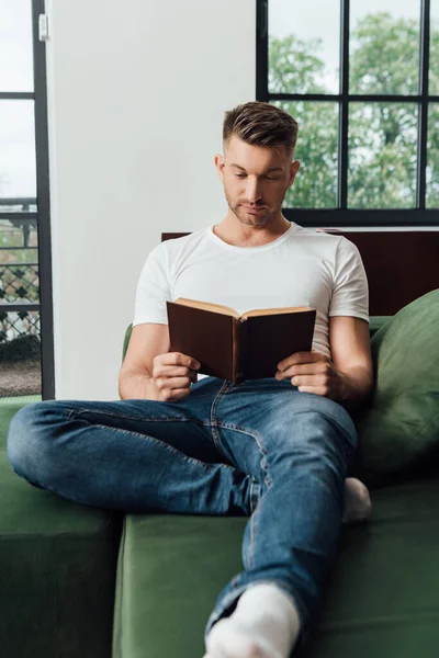 Foco Seletivo Homem Ler Livro Sofá Casa — Fotografia de Stock