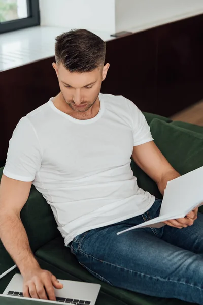 Selective Focus Handsome Freelancer Holding Notebook Using Laptop Home — Stock Photo, Image