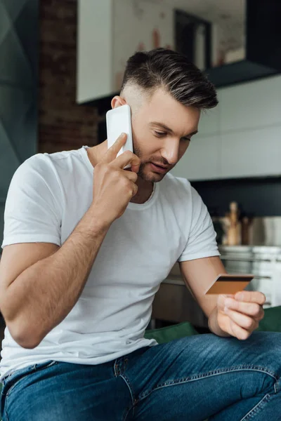 Foco Seletivo Homem Falando Smartphone Segurando Cartão Crédito Casa — Fotografia de Stock