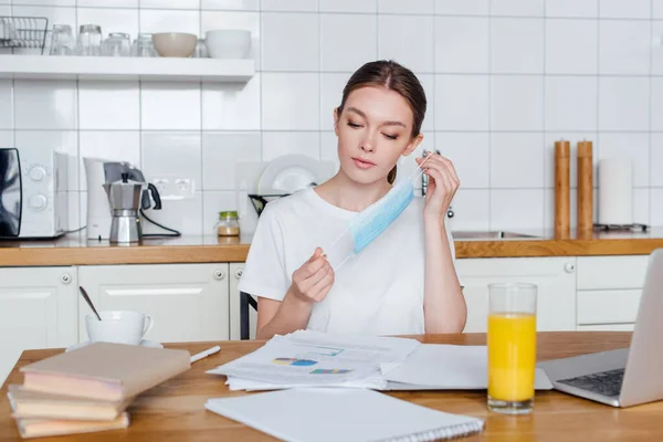 Selectieve Focus Van Jonge Freelancer Met Medisch Masker Buurt Van — Stockfoto