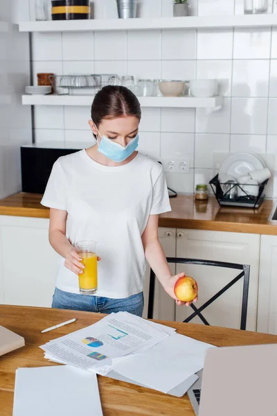 Foco Seletivo Jovem Freelancer Máscara Médica Segurando Vidro Suco Laranja — Fotografia de Stock