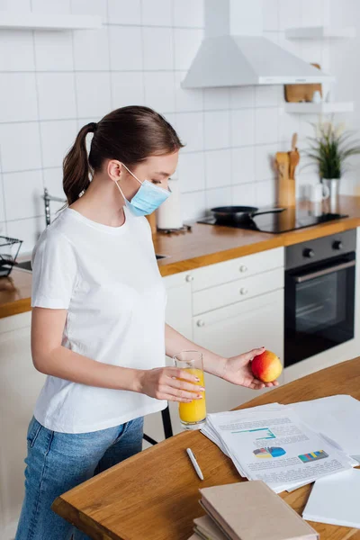 Mujer Joven Máscara Médica Sosteniendo Vaso Jugo Naranja Manzana Cerca — Foto de Stock