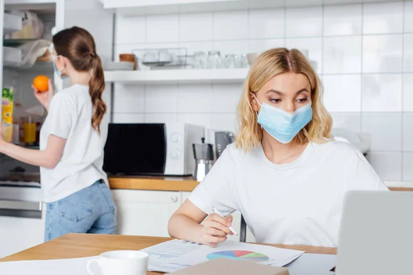 Enfoque Selectivo Freelancer Mirando Portátil Cerca Hermana Con Naranja —  Fotos de Stock