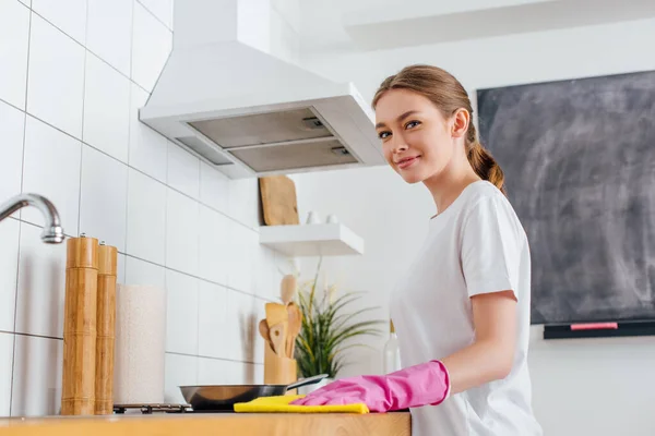 Вибірковий Фокус Весела Жінка Рожевій Гумовій Рукавичці Прибирання Кухні — стокове фото