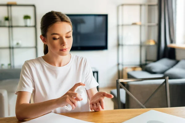 Femme Attrayante Utilisant Désinfectant Pour Les Mains Maison — Photo