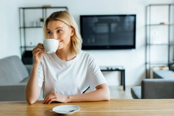 明るく魅力的な女性が自宅でコーヒーを飲み — ストック写真