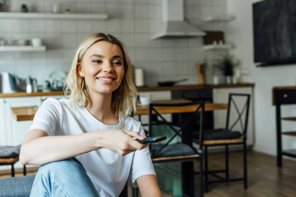 Vakker Smilende Kvinne Som Klikker Sofaen Hjemme – stockfoto