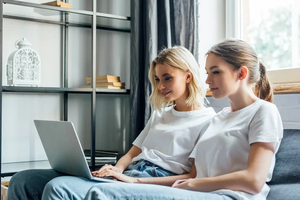 Selective Focus Sisters Using Laptop Couch Home — Stock Photo, Image