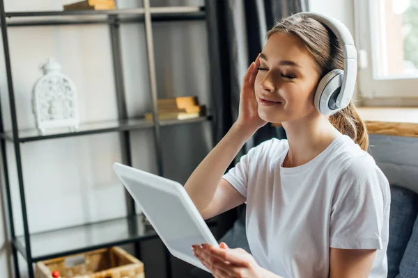 Ελκυστική Χαμογελαστή Γυναίκα Ακούγοντας Μουσική Στα Ακουστικά Και Κρατώντας Ψηφιακό — Φωτογραφία Αρχείου