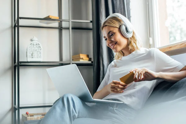 Selective Focus Smiling Woman Headphones Using Laptop Holding Credit Card — Stock Photo, Image