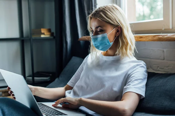 Junge Frau Mit Medizinischer Maske Benutzt Laptop Hause — Stockfoto