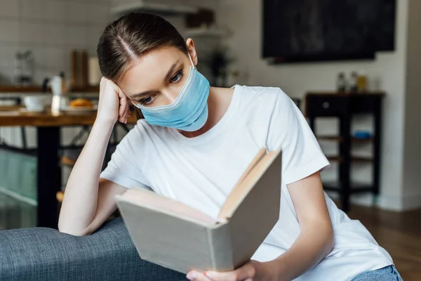 Enfoque Selectivo Mujer Joven Libro Lectura Máscara Médica Sala Estar — Foto de Stock