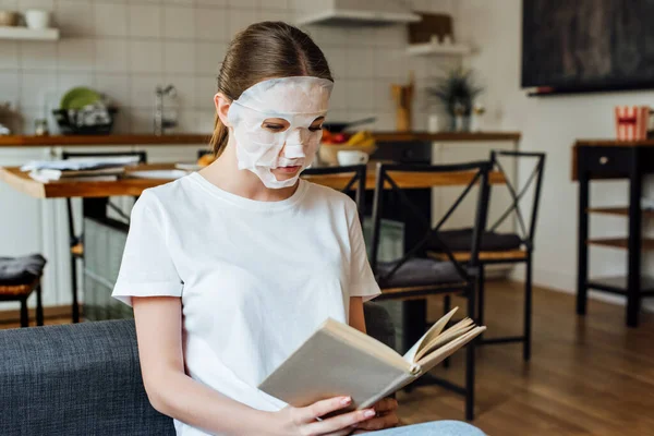 Enfoque Selectivo Mujer Joven Libro Lectura Máscara Facial Casa — Foto de Stock