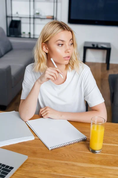 Beautiful Freelancer Holding Pen Notebook Laptop Glass Orange Juice Table — Stock Photo, Image