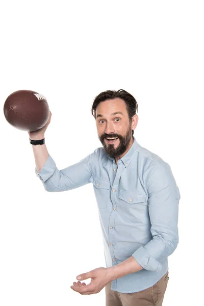 Hombre barbudo con pelota de rugby - foto de stock