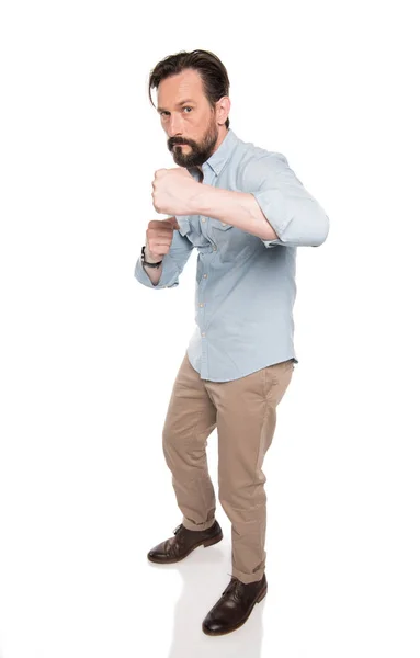 Homme barbu en posture de boxe — Photo de stock