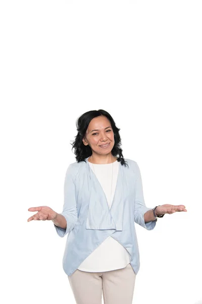 Випадкова азіатська жінка стоїть з жестом — стокове фото