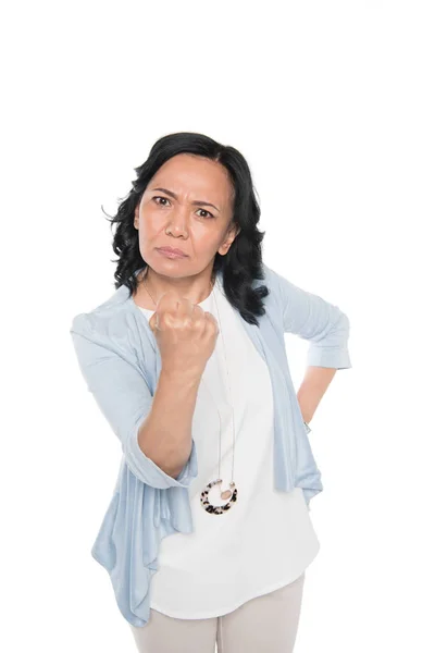 Casual asiático mujer amenaza con puño - foto de stock