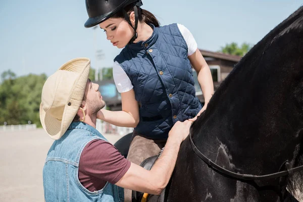 Couple cheval d'équitation — Photo de stock