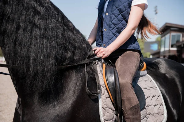 Mujer sentada a caballo - foto de stock