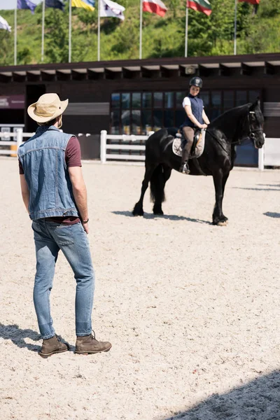 Pareja equitación caballo - foto de stock