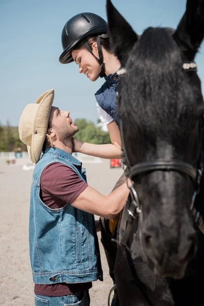 Pareja equitación caballo - foto de stock