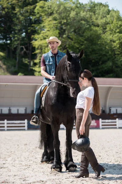 Pareja equitación caballo - foto de stock