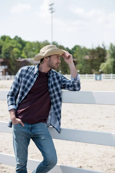 Handsome man in cowboy hat — Stock Photo