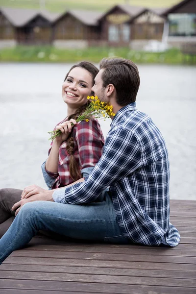 Casal sentado no cais — Fotografia de Stock