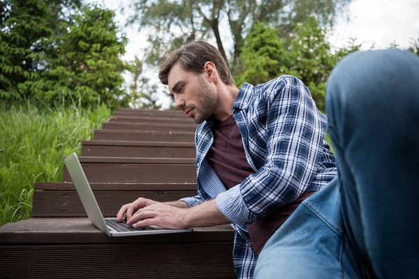 Uomo utilizzando il computer portatile — Foto stock