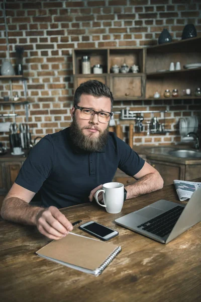 Freiberufler arbeitet mit Laptop — Stockfoto