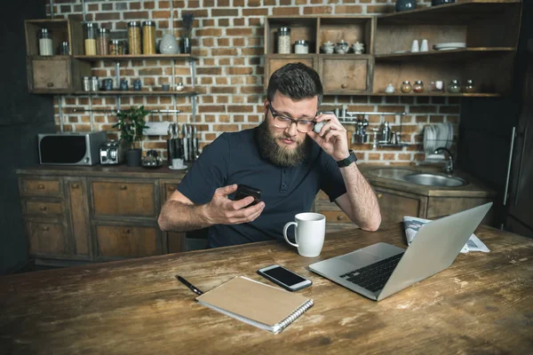 Freelance travailler avec un ordinateur portable — Photo de stock