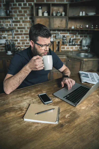 Freelance travailler avec un ordinateur portable — Photo de stock