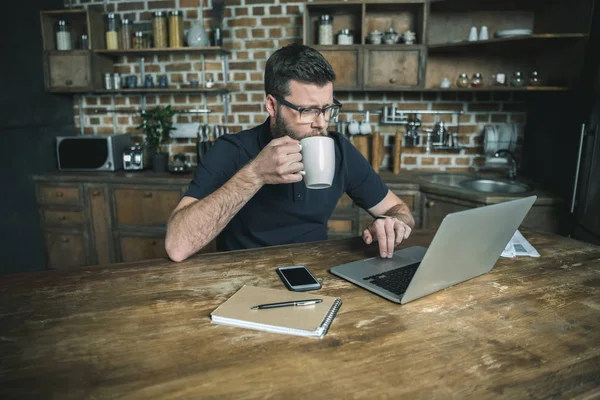 Freelancer trabajando con laptop - foto de stock