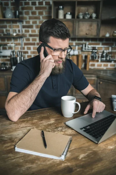 Homme parlant sur smartphone — Photo de stock