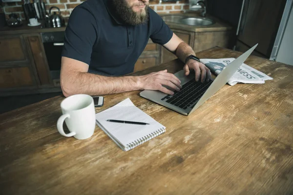 Freelancer trabajando con laptop - foto de stock