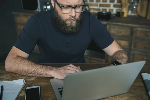 Homme travaillant avec ordinateur portable — Photo de stock