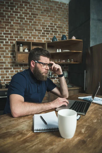 Uomo che lavora con il computer portatile — Foto stock