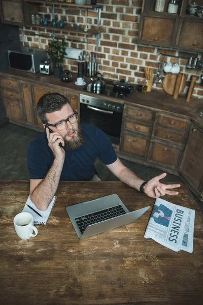 El hombre trabajando con el ordenador portátil - foto de stock