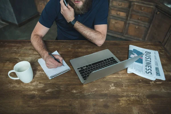 El hombre trabajando con el ordenador portátil - foto de stock