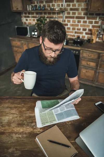 Hombre leyendo periódico - foto de stock