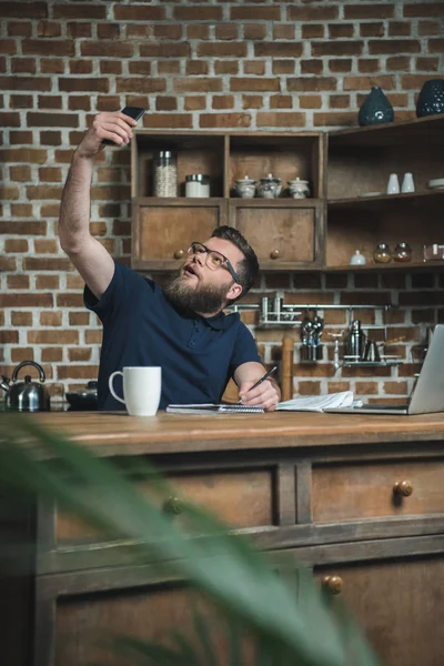 Mann macht Selfie mit Smartphone — Stockfoto