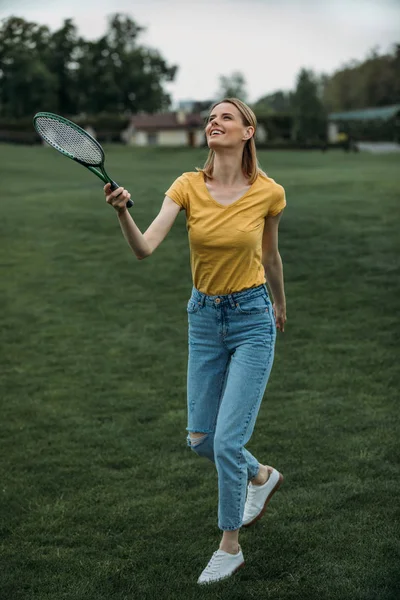 Femme jouant au badminton — Photo de stock