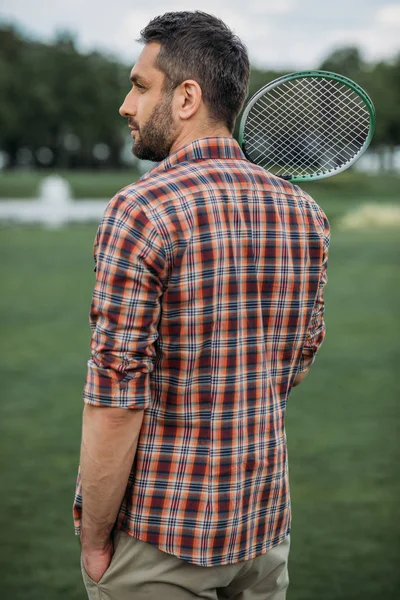 Homme jouant au badminton — Photo de stock