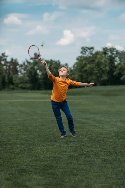 Menino jogando badminton — Fotografia de Stock