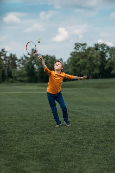 Junge spielt Badminton — Stockfoto